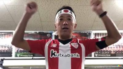 Masami Murakami animando a Susaeta desde la sede de la Peña tokiota del Athletic, en una foto de archivo (foto Eldesmarque.com)