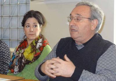 Aita Antton Egiguren es capellán de los vascos de EEUU. En la imagen en una reunión, junto a Lisa Corcostegui (foto EuskalKultura.eus)