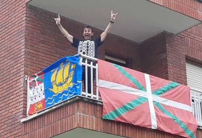 Vascos de la Diáspora: Nacido en Melbourne (Australia), Johnny Ugalde es un vasco ondarroarra de Vancouver, que se une a Aberri Eguna gritando Gora Euskadi! desde su balcón, con la ikurriña y la bandera de St Pierre y Miquelón