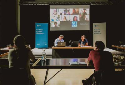 Imagen del encuentro en Tabakalera, con el consejero de Cultura Bingen Zupiria y la directora del Etxepare Irene Larraza al frente