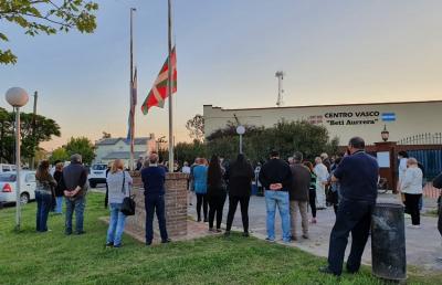 Frente a la Euskal Etxea, banderas a media asta en la Plazoleta Gernika para despedir a Marta Invernoz