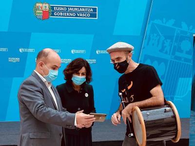 Gorka Alvarez, Marian Elorza y Sabin Bikandi ayer en Lehendakaritza, viendo en un móvil la plataforma digital de euskal dantza