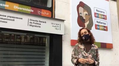 La directora general de Políticas Migratorias del Gobierno de Navarra, Patricia Ruiz de Irízar, frente a su sede presentando la campaña