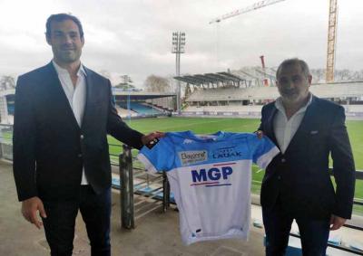 Mariano Galarza con el presidente del Aviron Bayonnais Yannick Bru sujetando la camiseta del club vasco