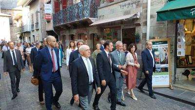 La comitiva de autoridades recorrió la parte vieja de la ciudad para llegar a la plaza del mercado (reportaje fotográfico EuskalKultura.eus)