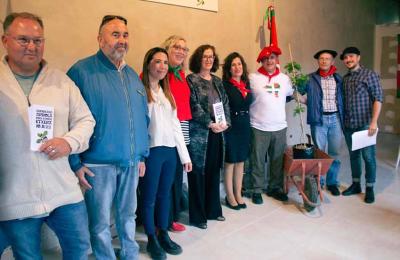 De izq. a der. directivos de la Euskal Etxea Juan Emilio Arbeletche, Salvador Bonachea, Natalia Suarez Caminoa, Maite Caracotche, Sara Pagola, Delegada de Euskadi, Milagros Ibarbia, Gastón Mendieta, Hugo Derin, Ignacio Esquiroz.