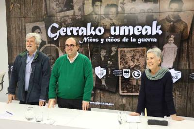 Presentaxión ayer de la investigación sobre los niños y niñas de la guerra de Gipuzkoa. En el centro, Ion Gambra, flanqueado por Josu Chueca y Julia Monge (Intxorta 1937) (foto GFA)