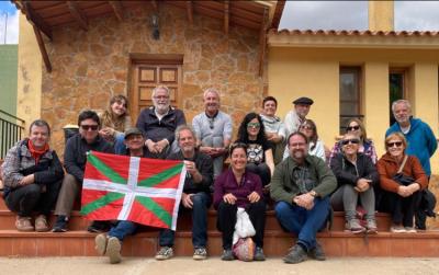 El grupo de participantes y organizadores del barnetegi frente a las cabañas Las Viñuelas de Sinarcas/Sinarques, en Valencia