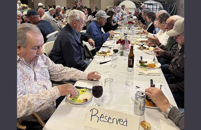 Mesa de quienes recibieron el pasado 2 de junio el homenaje en la Euskal Etxea de Gooding por su 80 cumpleaños