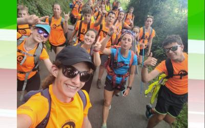 Selfie de Unai Hernández-Minaberry y algunos de sus nuevos amigos durante los primeros días de la expedición EuskarAbentura 2023