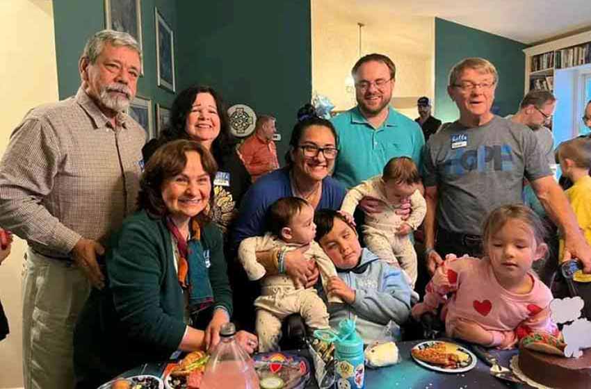 La familia Fredrickson Lizarzaburu rodeando a Francisco: junto a él sus hermanos gemelos, su hermana, sus padres y abuelos