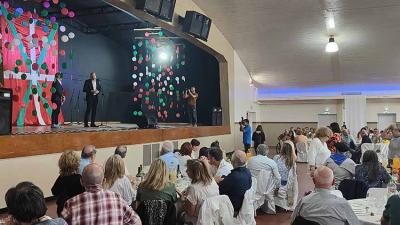 En el almuerzo de despedida, sobre el escenario el presidente de Unión Vasca, Iñaki Ederra, y el intendente de Bahía Blanca Federico Susbielles