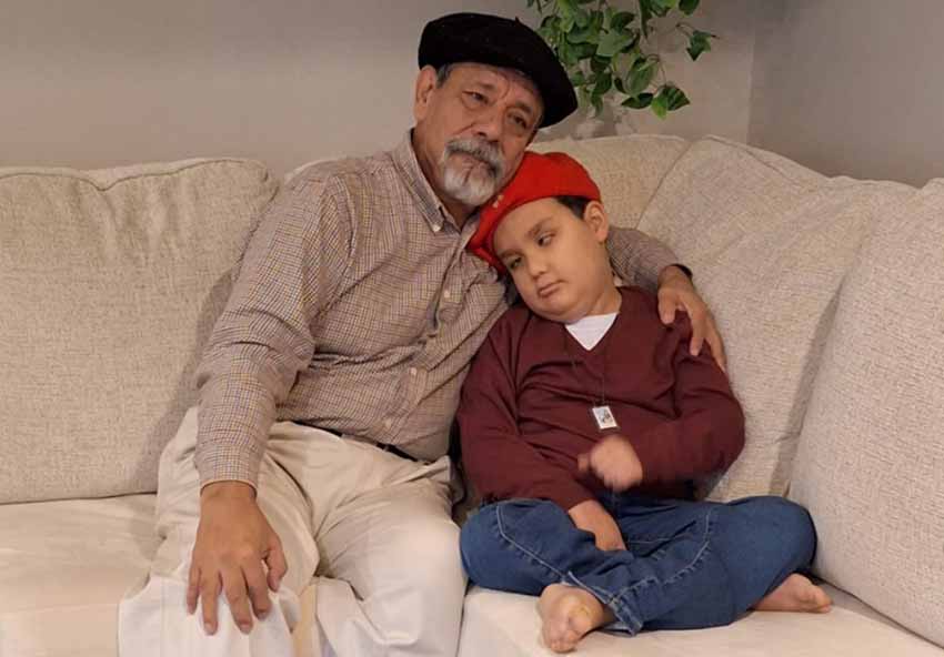 Wilfredo Lizarzaburu hace 12 días con su nieto Francisco Fredrickson Lizarzaburu, fallecido hoy por un tumor cerebral incurable DIPG