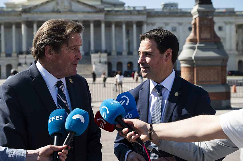 El congresista vascoamericano John Garamendi y el lehendakari Pradales frente al Capitolio de Washington (imágenes y videos Irekia)