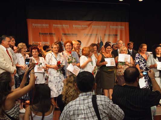 La presidenta de Toki Eder, María Ángeles Oñederra, junto a las otras mujeres distinguidas por la provincia de Buenos Aires 2011 01